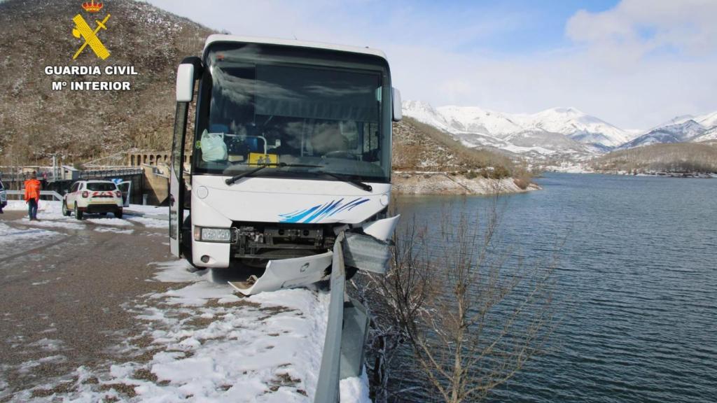 La Guardia Civil investiga a la conductora del autobús que estuvo a punto de despeñarse con 25 niños a un embalse