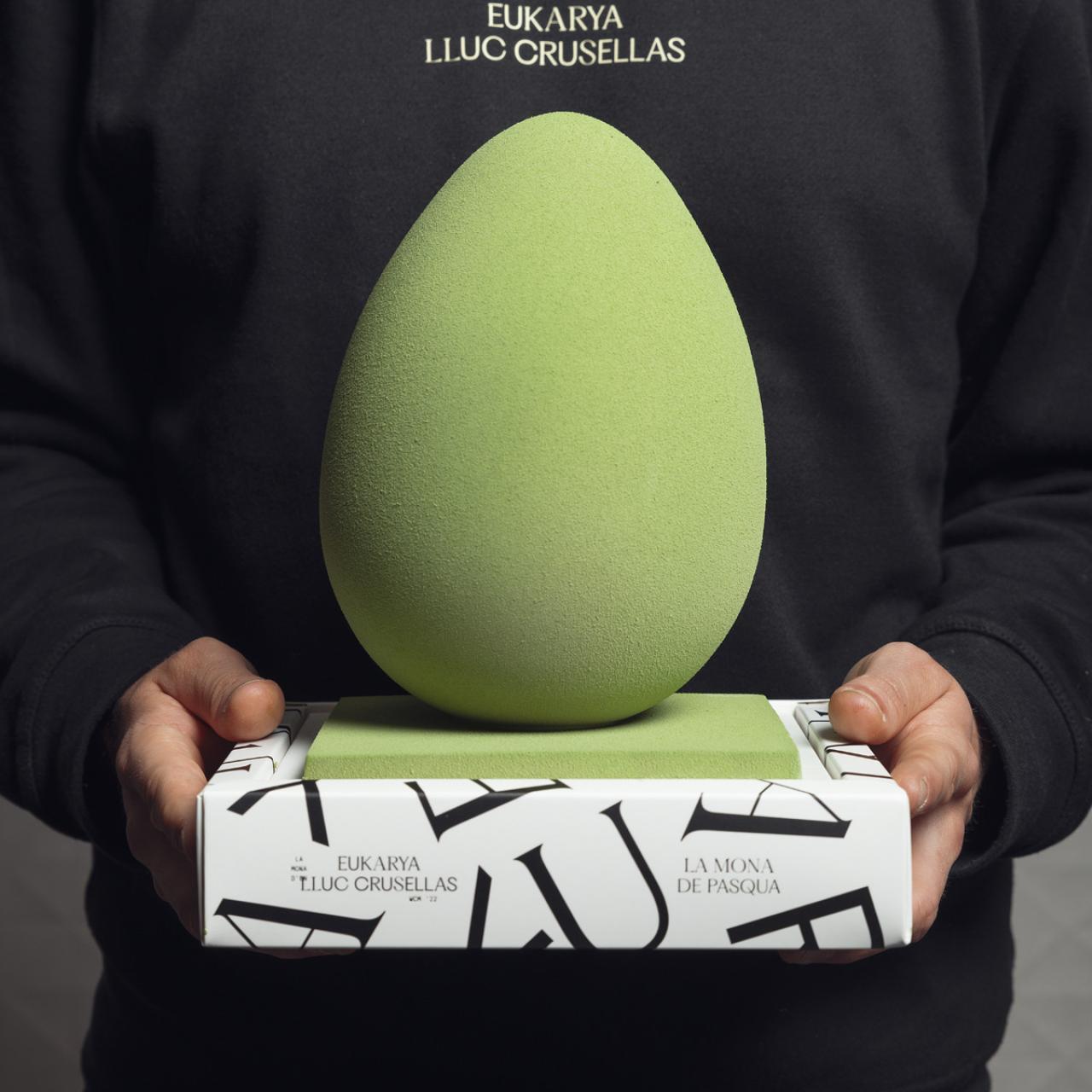 Lluc Clusellas sosteniendo su huevo de pascua.