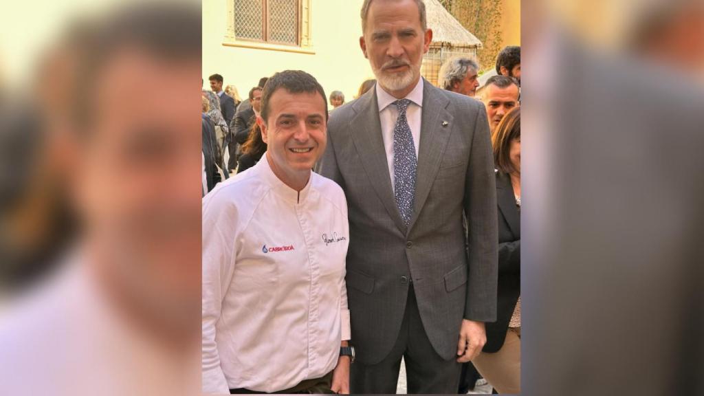 Ricard Camarena y Felipe VI tras la entrega de los Premios de Investigación 2023.