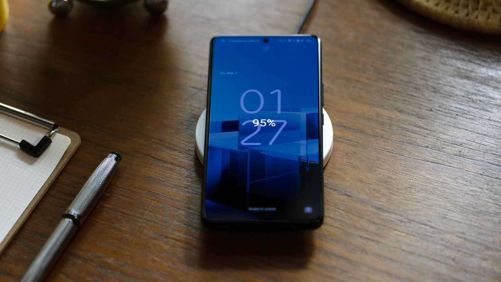 El ASUS Zenfone 11 Ultra es compatible con la carga inalámbrica Qi