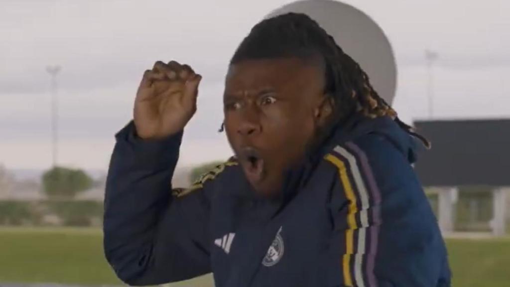 Camavinga, con cara de sorpresa durante el momento promocional.