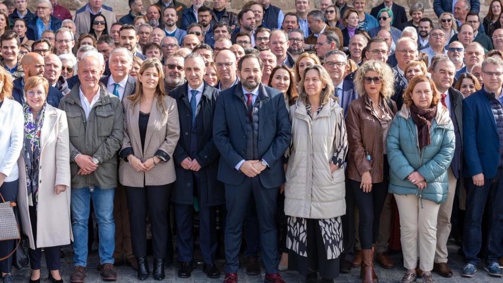 Protesta de los alcaldes del PP de Castilla-La Mancha contra el canon del agua, este jueves ante el Palacio de Fuensalida. Fotos: Javier Longobardo