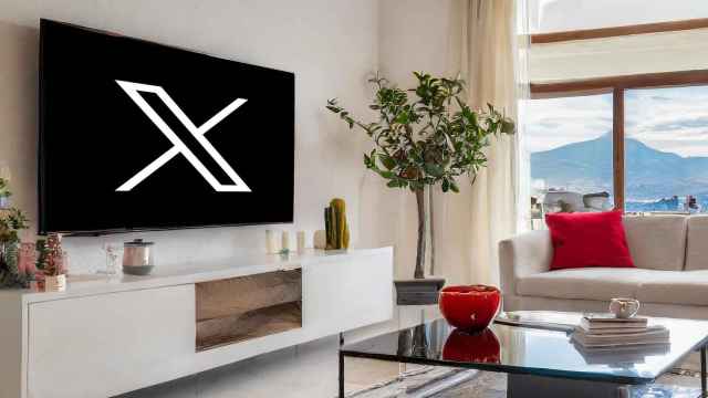 Logo de X en un televisor de un salón