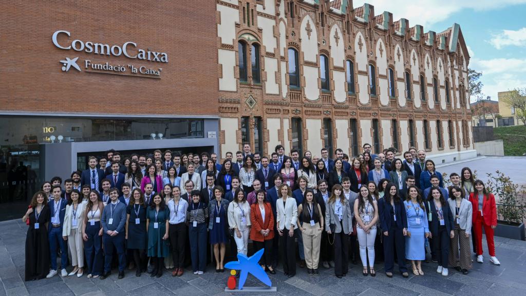 Foto de familia de todos los becados.