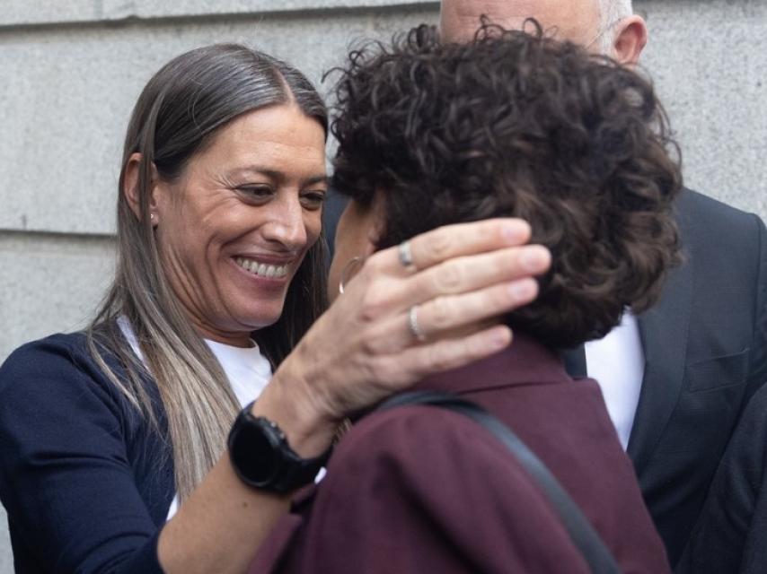 La portavoz de Junts en el Congreso, Míriam Nogueras, saluda efusivamente a la diputada de ERC Pilar Vallugera, este jueves en el patio del Congreso, tras la aprobación de la ley de amnistía.