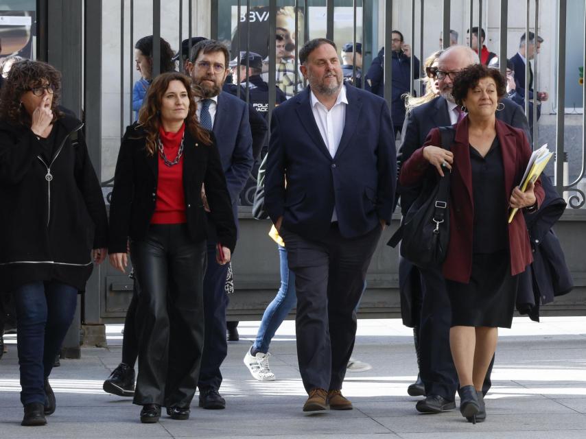 Oriol Junqueras, presidente de ERC, junto a sus diputados, entrando al patio del Congreso.