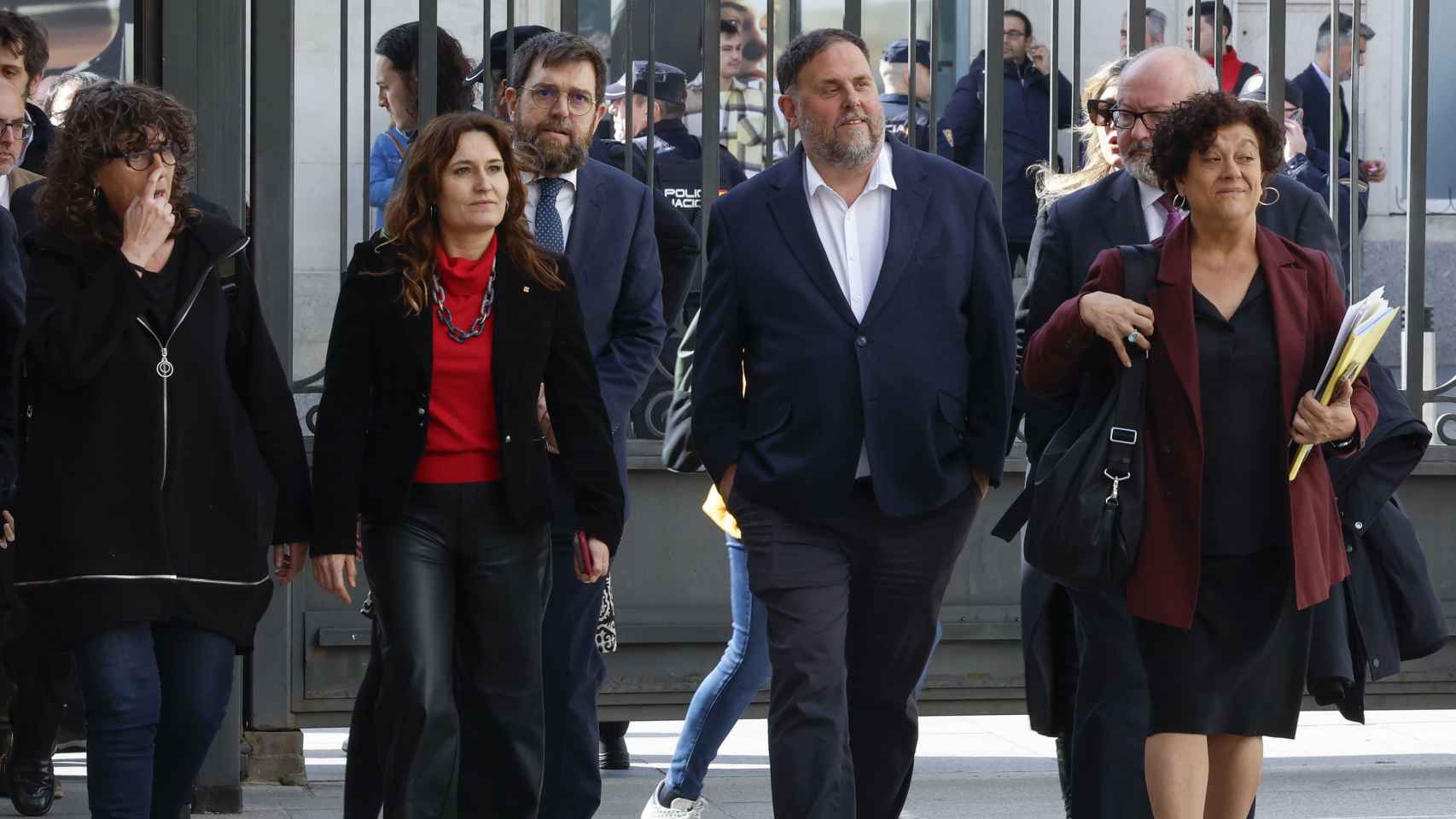 Oriol Junqueras, presidente de ERC, junto a sus diputados, entrando al patio del Congreso.