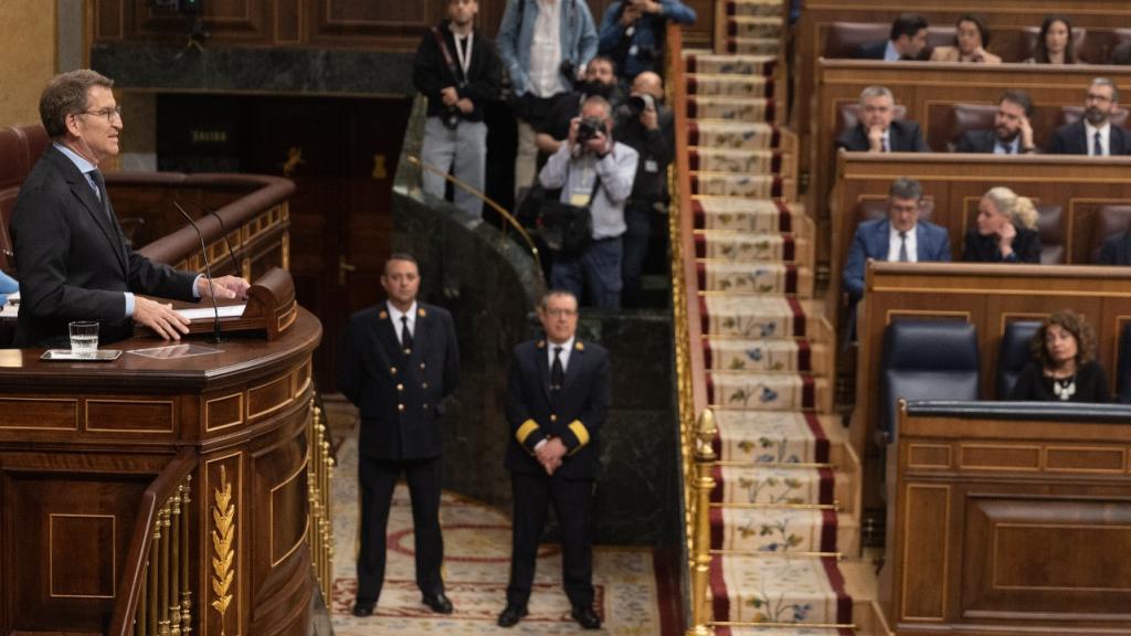 Feijóo, en la tribuna de oradores este jueves, con el  escaño vacío de Sánchez, junto al que ocupa María Jesús Montero.