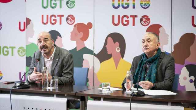 El vicesecretario general de Política Sindical de UGT, Fernando Luján (i), y el secretario general de UGT, Pepe Álvarez (d).