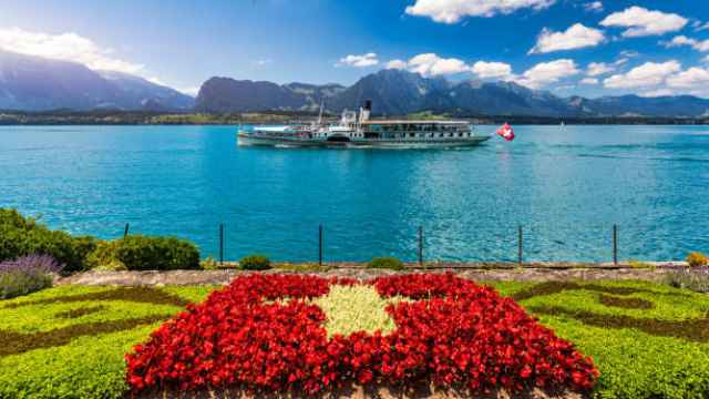 Un crucero con la bandera de Suiza