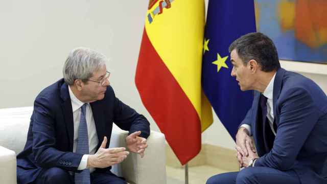 El comisario de Asuntos Económicos, Paolo Gentiloni, se ha reunido con Pedro Sánchez durante su visita a Madrid