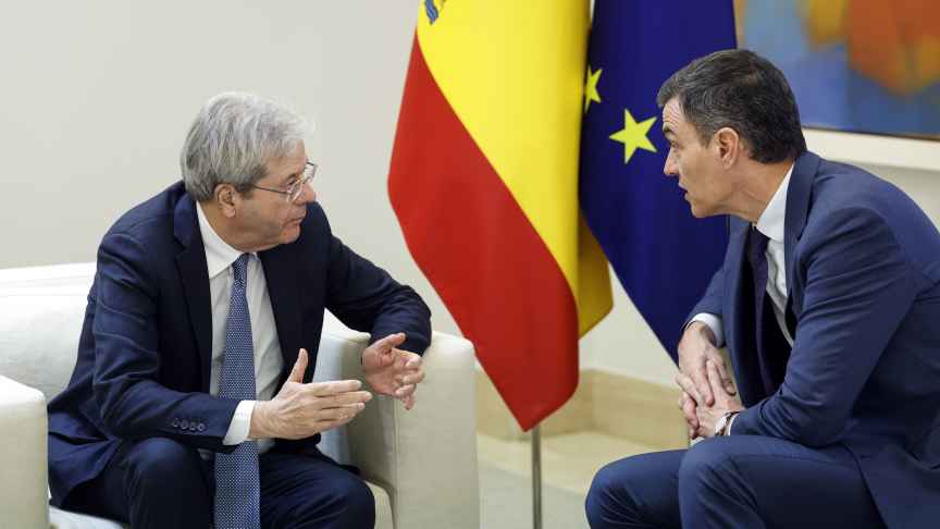 El comisario de Asuntos Económicos, Paolo Gentiloni, reunido con Pedro Sánchez el pasado jueves, durante su visita a Madrid.