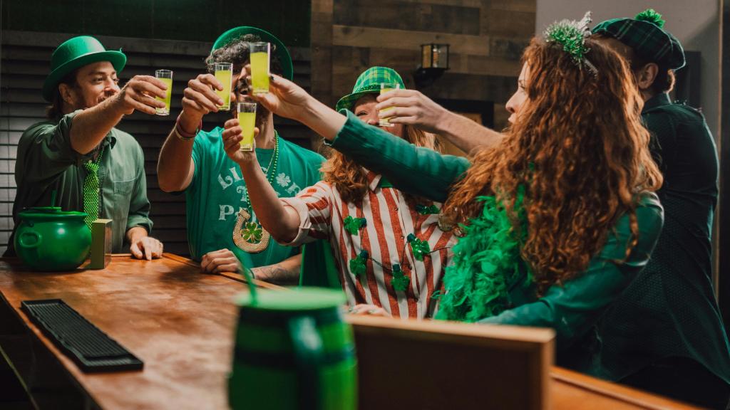 Gente celebrando San Patricio.