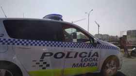 Un coche de la policía patrullando las calles de Málaga.
