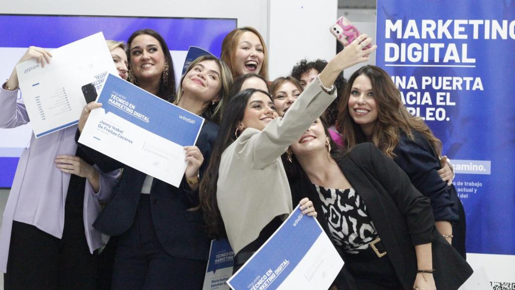 Varias alumnas con el título obtenido.