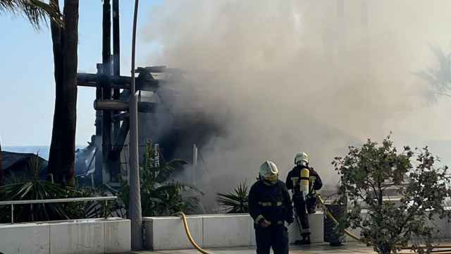 Incendio en un chiringuito de Estepona: los bomberos trabajan en su extinción