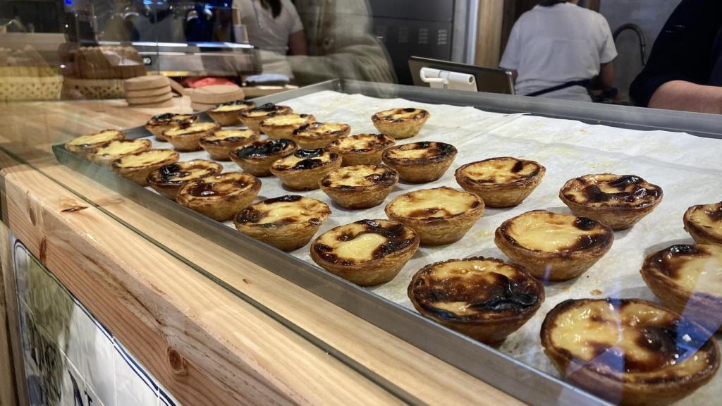 Mostrador de la pastelería De Nata en Málaga.