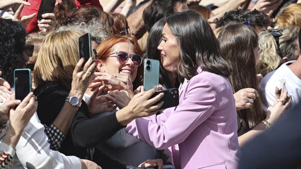 La Reina, rodeada de admiradores en Valencia.