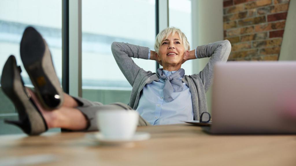 Mujer tomándose un respiro en su jornada laboral.