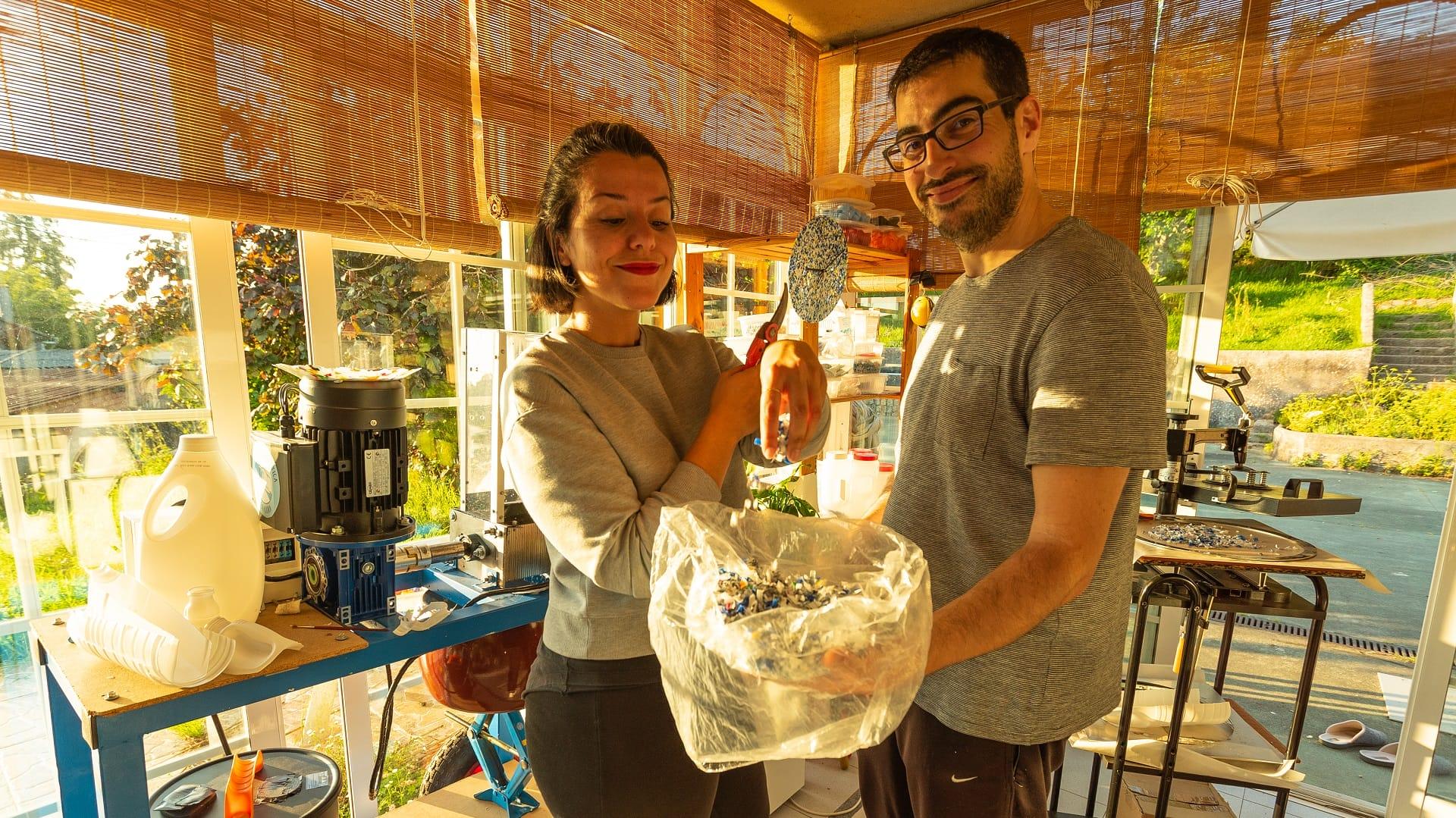 Fabián Freiría Figueroa y Alba Villanueva Diz en su taller (Cedida).