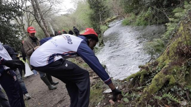 Mares Circulares: Coca-Cola reúne a voluntarios para recoger residuos en el río Sarela de Santiago