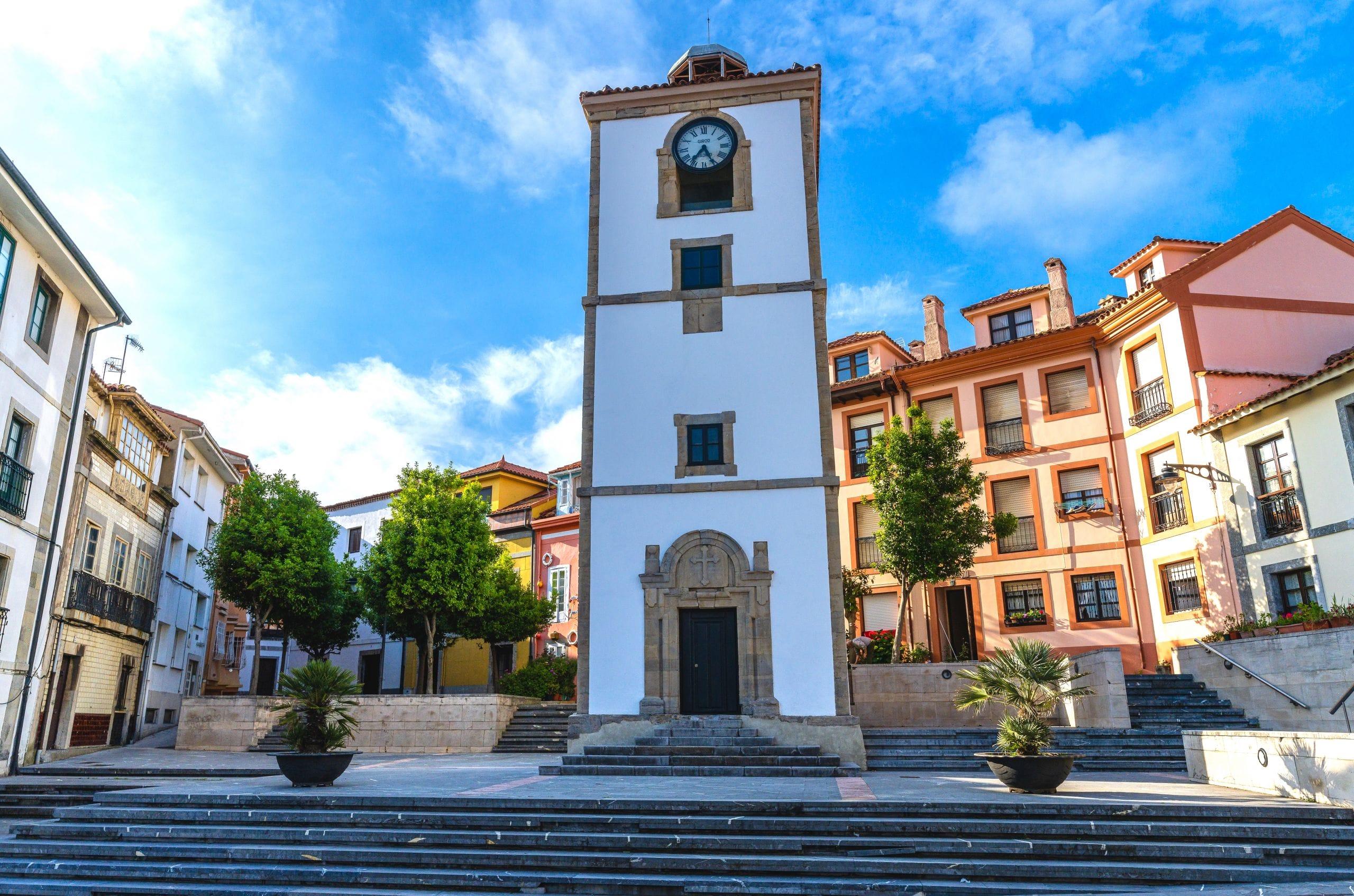 Torre del Reloj en pleno centro de Luanco. Foto: Shutterstock