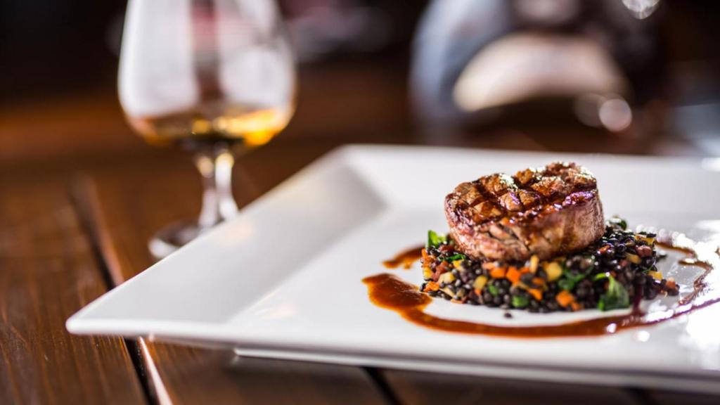 Plato de comida en un restaurante de Sevilla