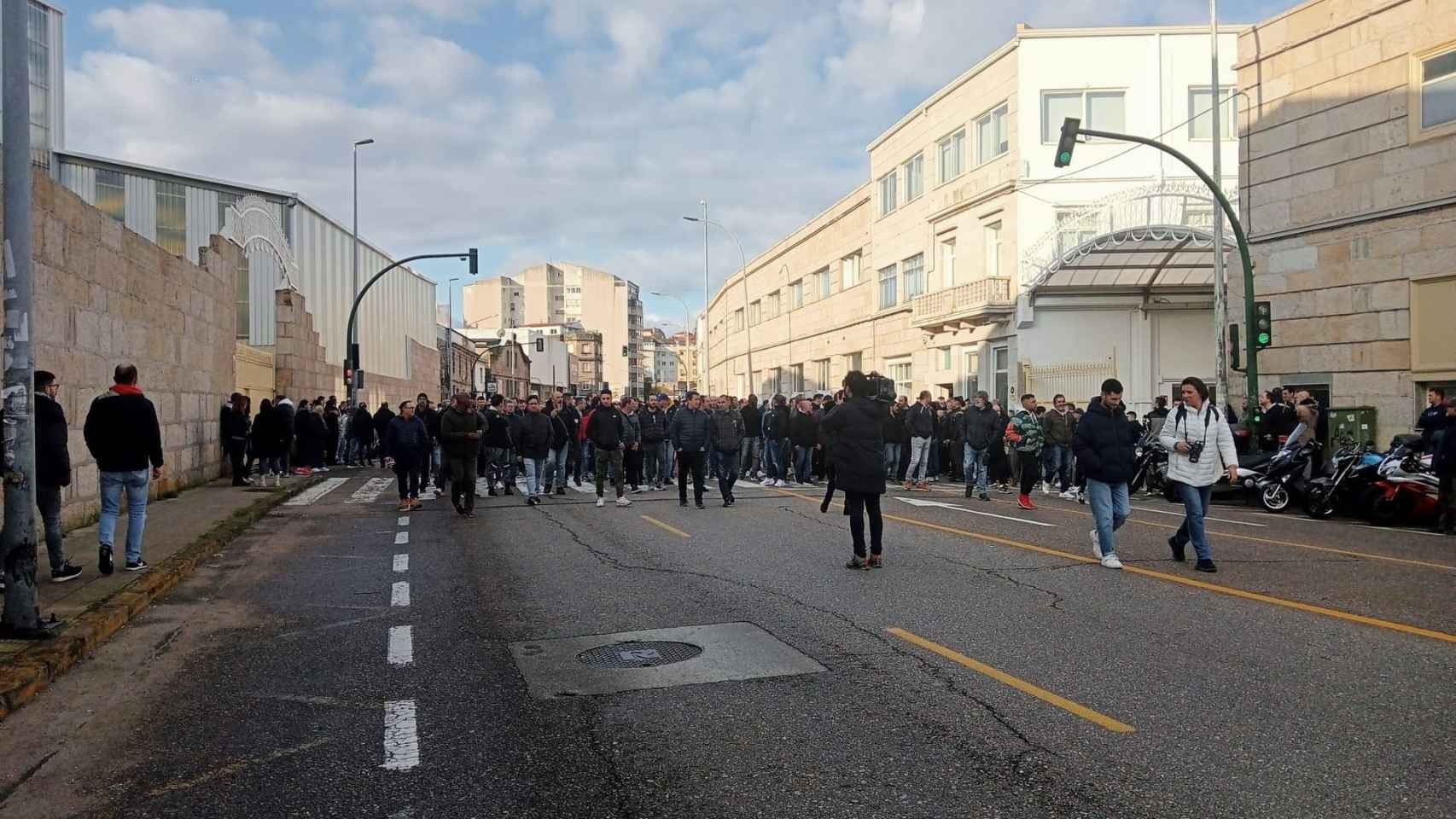 Trabajadores de los astilleros de Vigo paralizan su jornada por la muerte de un compañero del sector, a 14 de marzo de 2024.