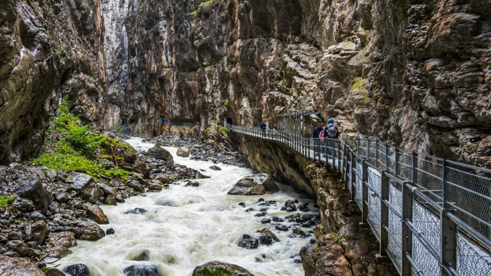 El sendero con pasarelas más impresionante de España abre en Semana Santa: camina sobre el río Caldarés