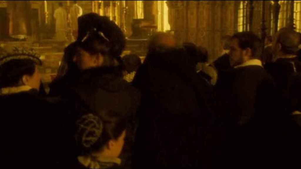 Morcillo, a la derecha, en la escena inicial de 'La conjura de El Escorial'.