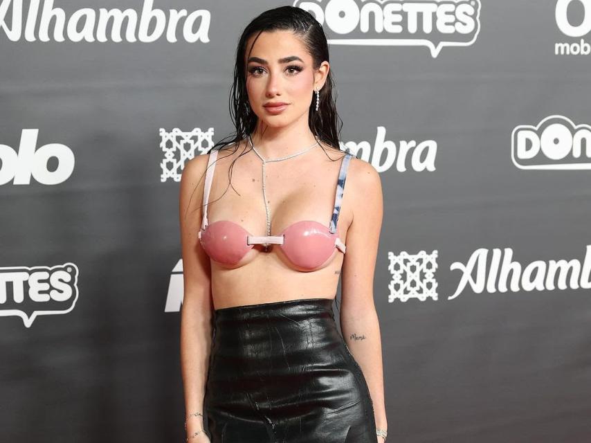 Lola Lolita en la alfombra roja de los Premios Ídolo 2024.