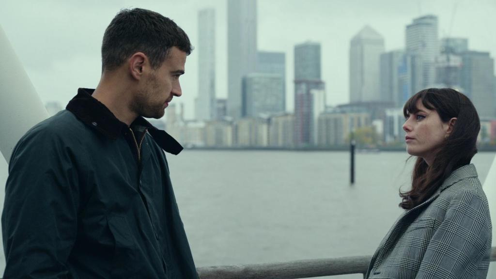 Theo James y Kaya Scodelario, en 'The Gentlemen'