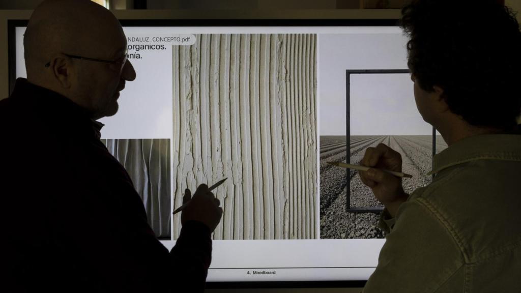 Paco y Alejandro, trabajando sobre uno de los diseños.