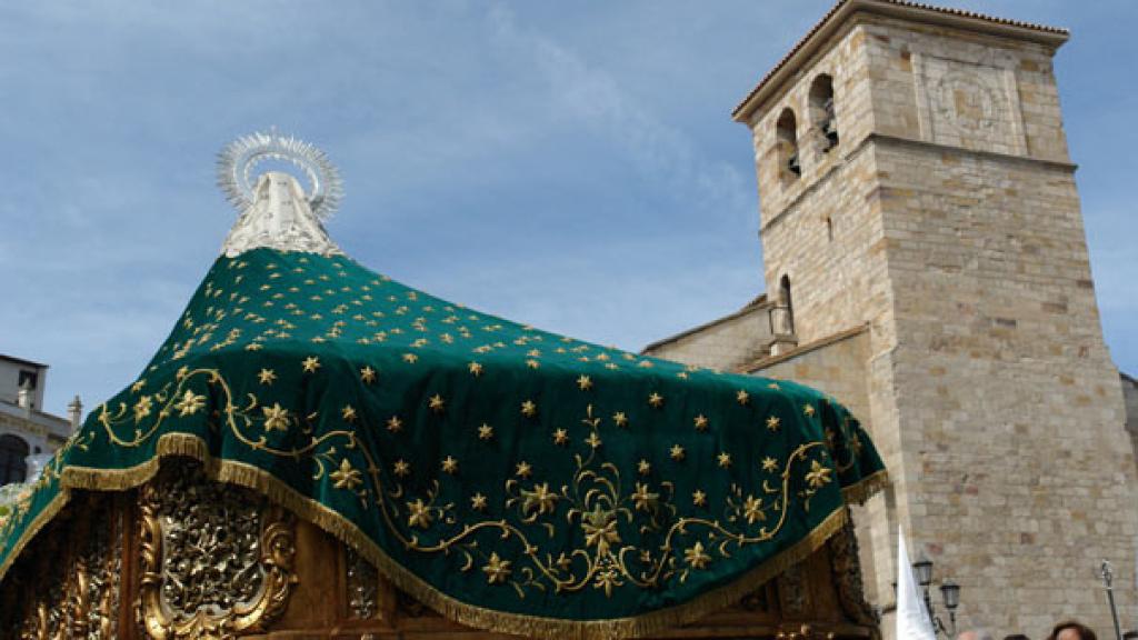 Manto de la Virgen de la Esperanza