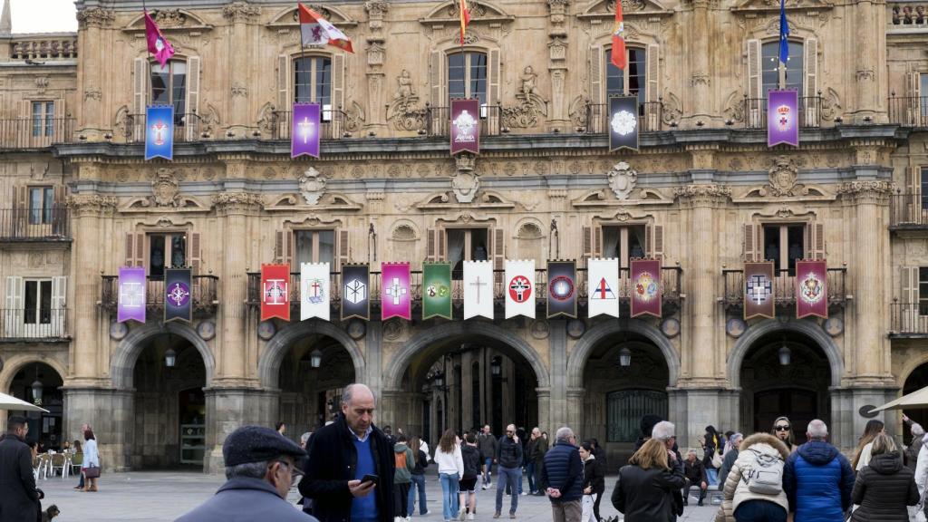 Los reposteros de Semana Santa ya lucen en la fachada del Ayuntamiento de Salamanca