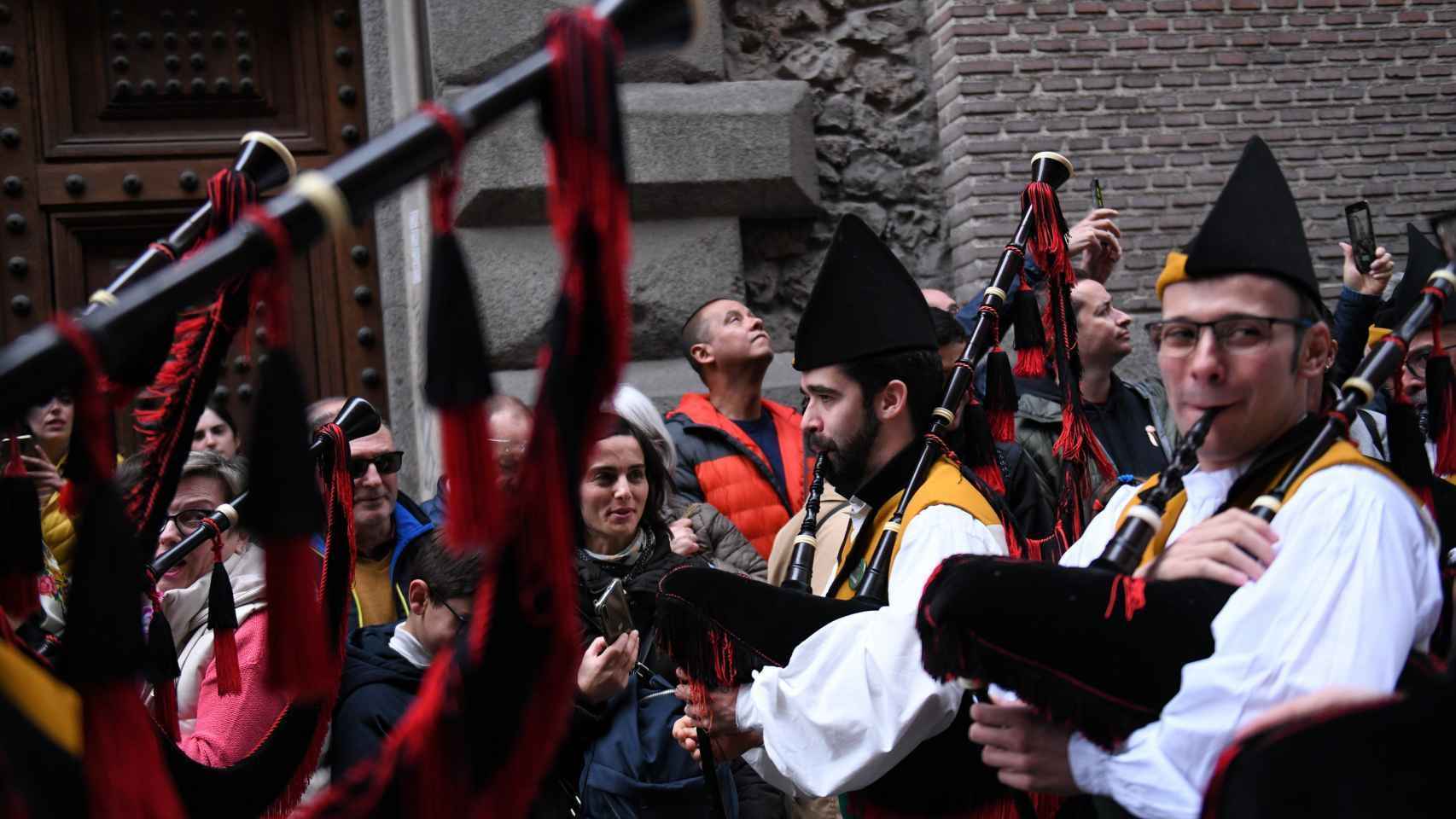 Desfile de gaiteros en Madrid por San Patricio.