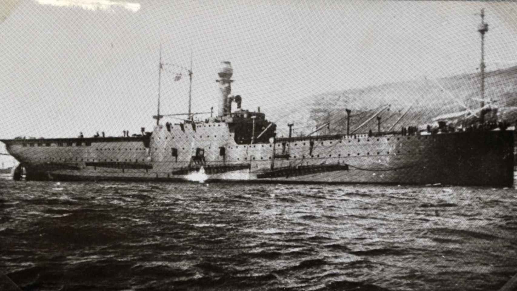 Imagen del buque poco después de su reconversión en portahidroaviones