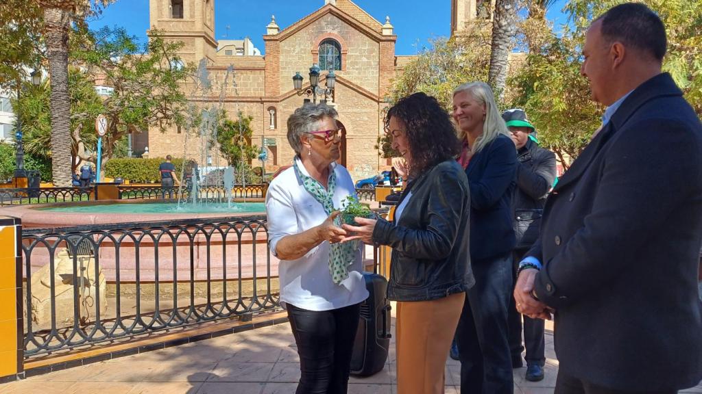 La entrega de tréboles a la vicealcaldesa.