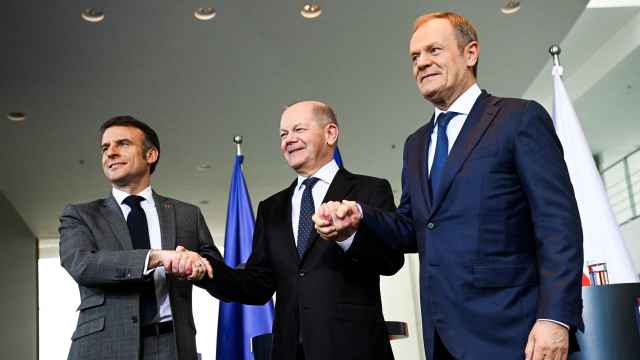 Olaf Scholz, Emmanuel Macron y Donald Tusk antes de su reunión trilateral de este viernes en Berlín.