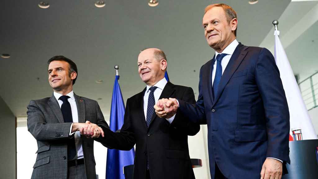 Olaf Scholz, Emmanuel Macron y Donald Tusk antes de su reunión trilateral de este viernes en Berlín.