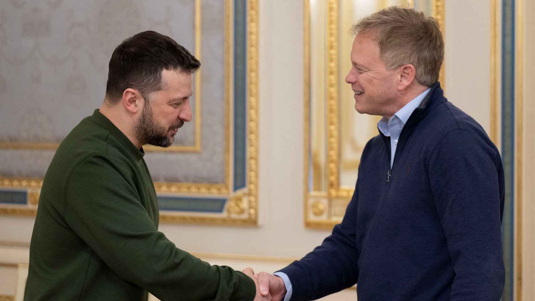 Shapps, dándole la mano al presidente de Ucrania Volodímir Zelenski.