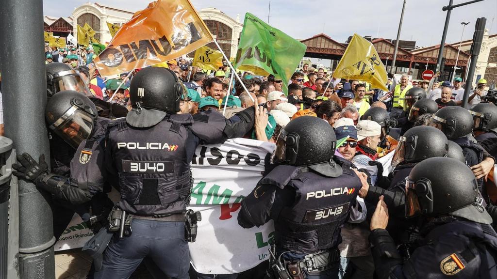 Agricultores y ganaderos y agentes de Policía Nacional, en Valencia.