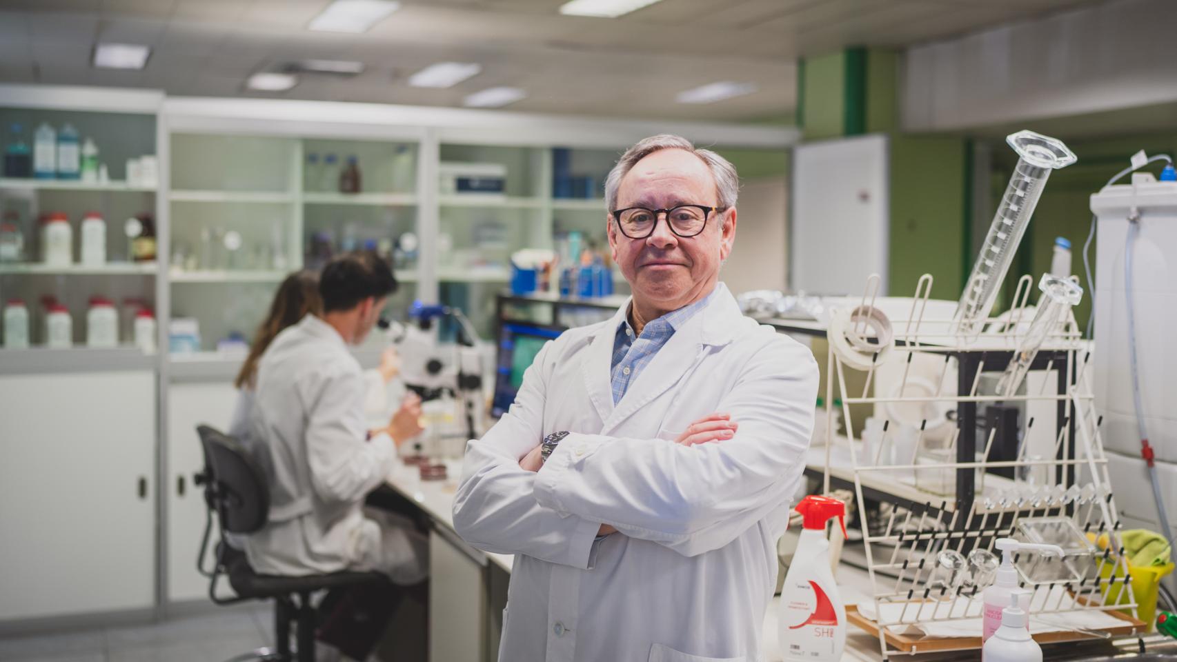 Mariano Sanz en el laboratorio de la Facultad de Odontología de la UCM.