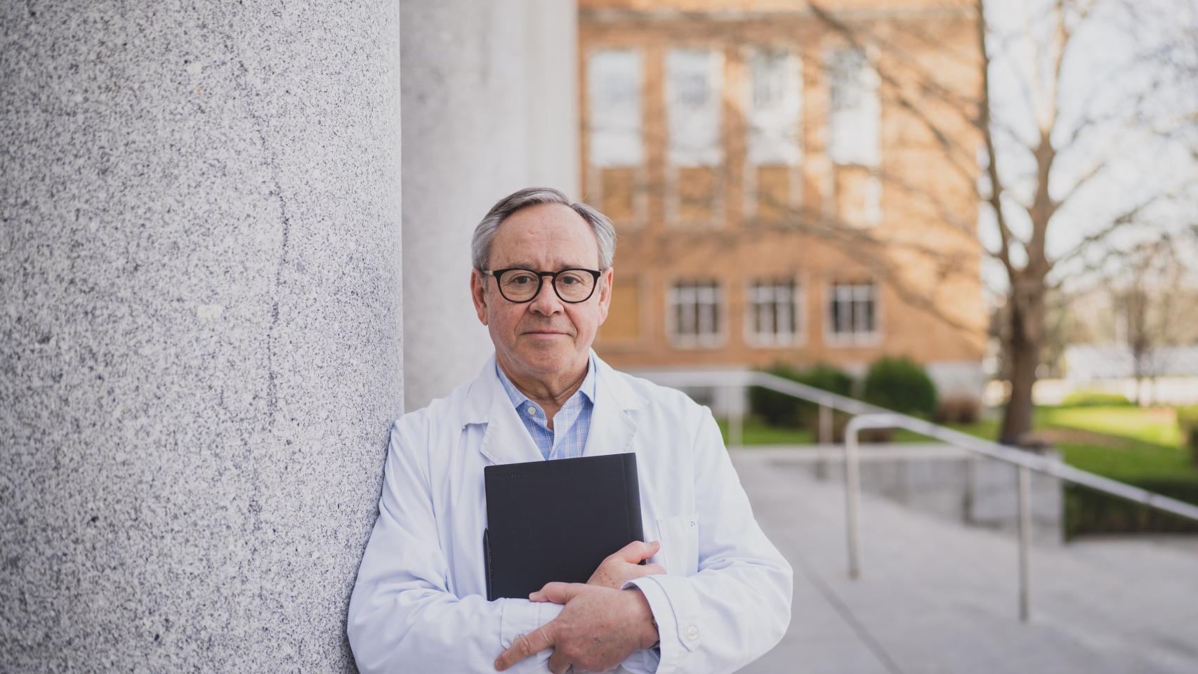 Mariano Sanz, en la fachada de la Facultad de Odontología de la UCM.