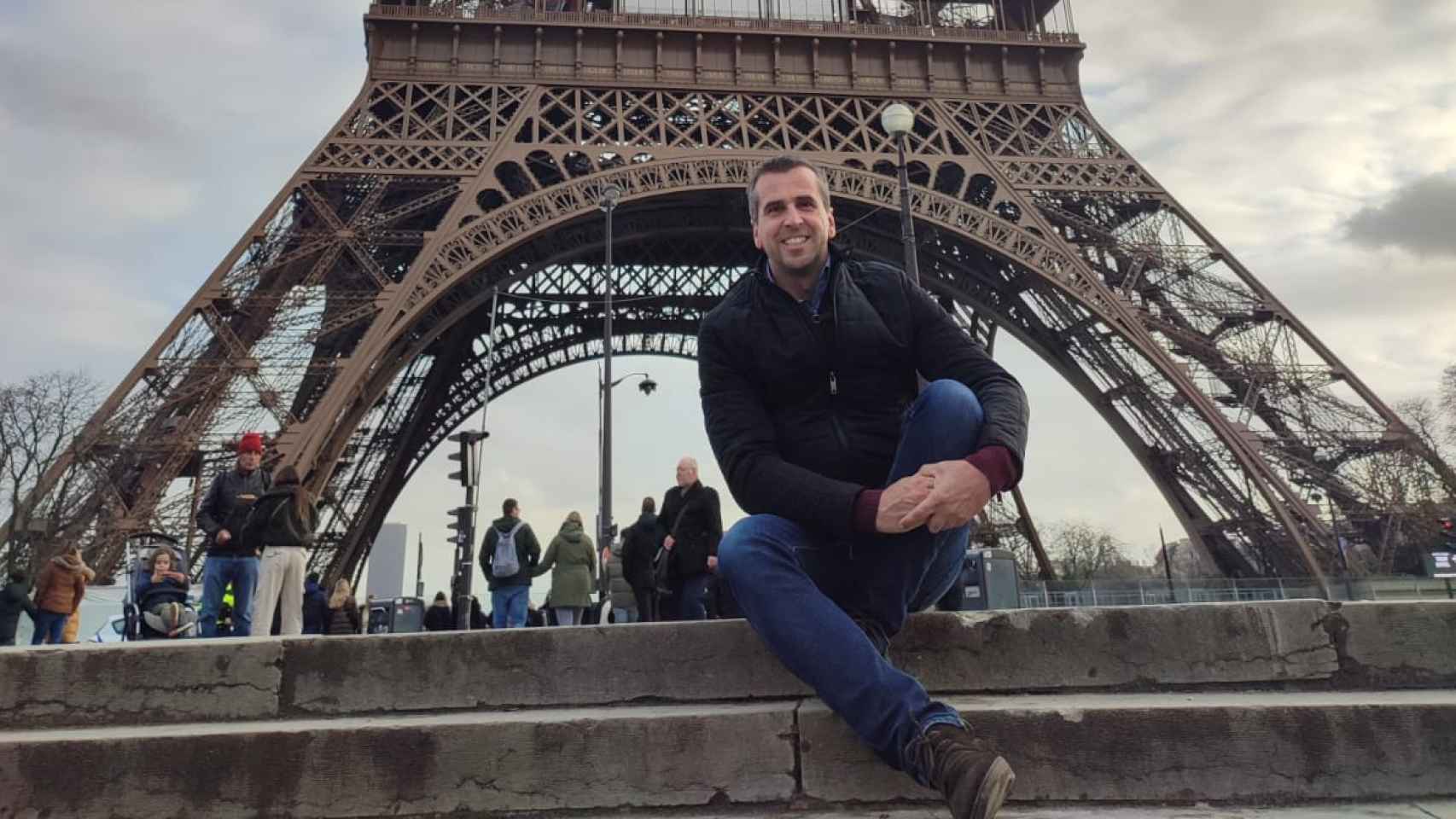 Carlos, en una imagen ante la Torre Eiffel.