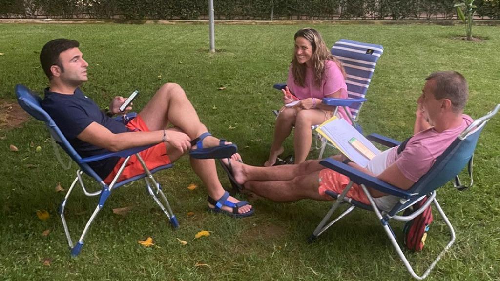 Borja, Aída y Carlos en su urbanización.