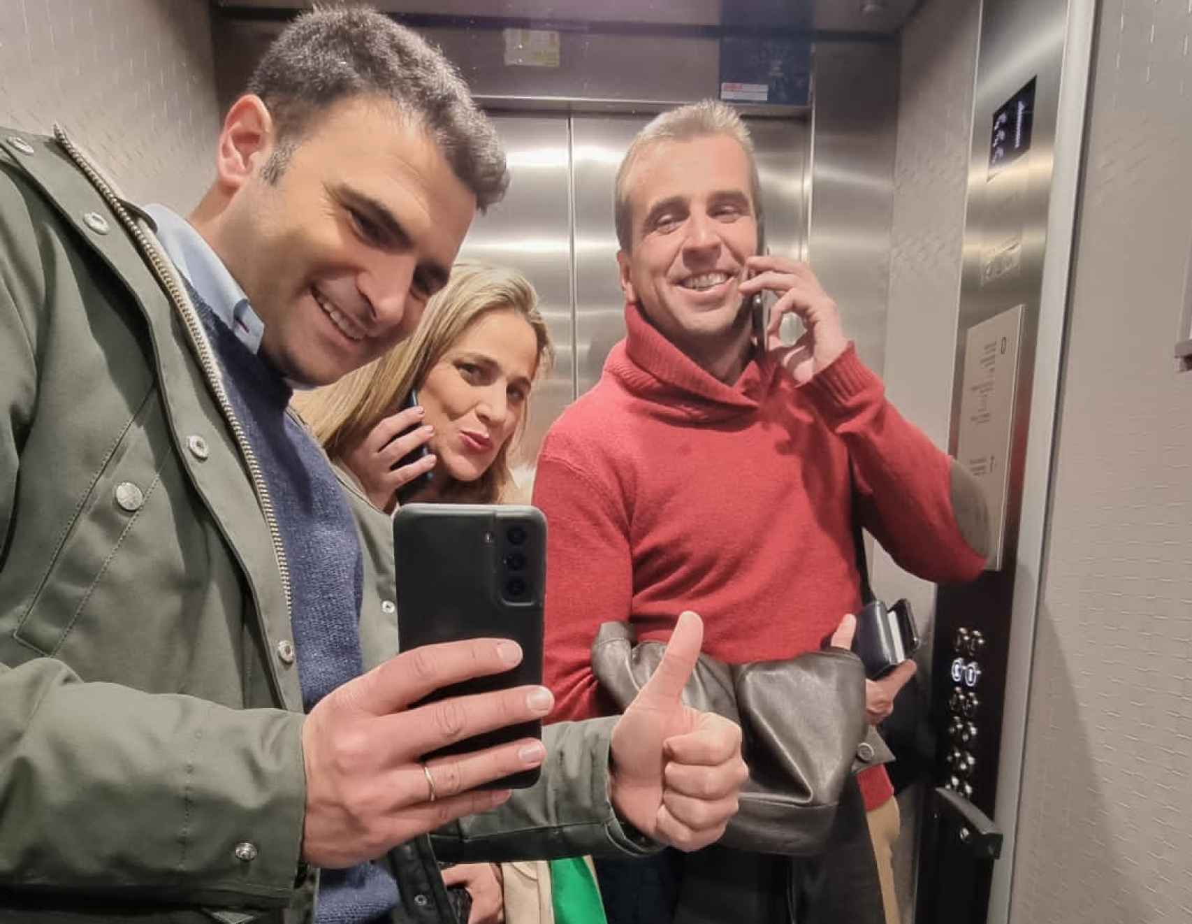 Borja, Aída y Carlos en un ascensor.