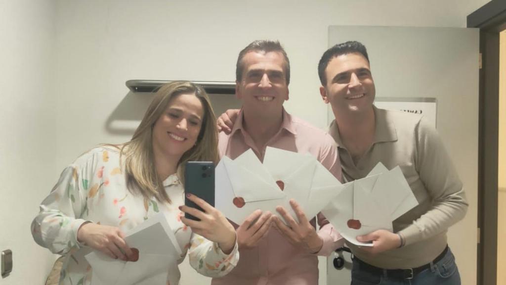 Los Cocolocos en una imagen ante el espejo.