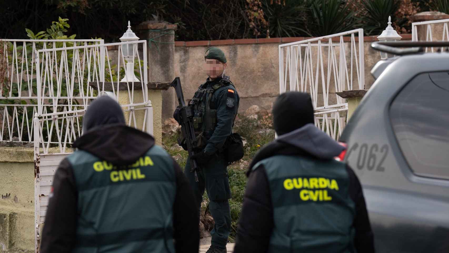 Agentes de la Guardia Civil durante una operación policial antiyihadista en una vivienda, a 16 de enero de 2024, en Martorell.