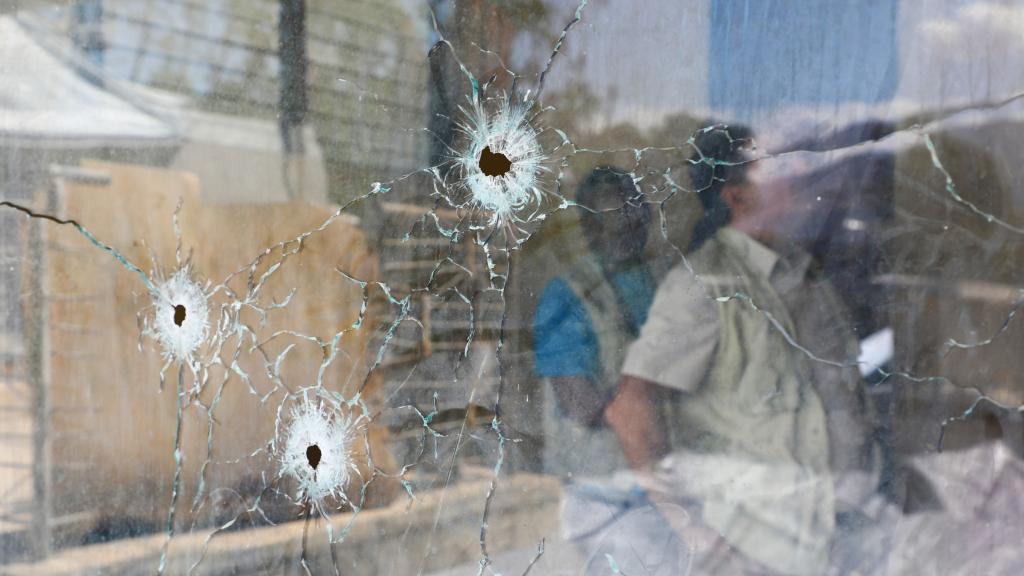 Ventanales rotos por ataques de las bandas.